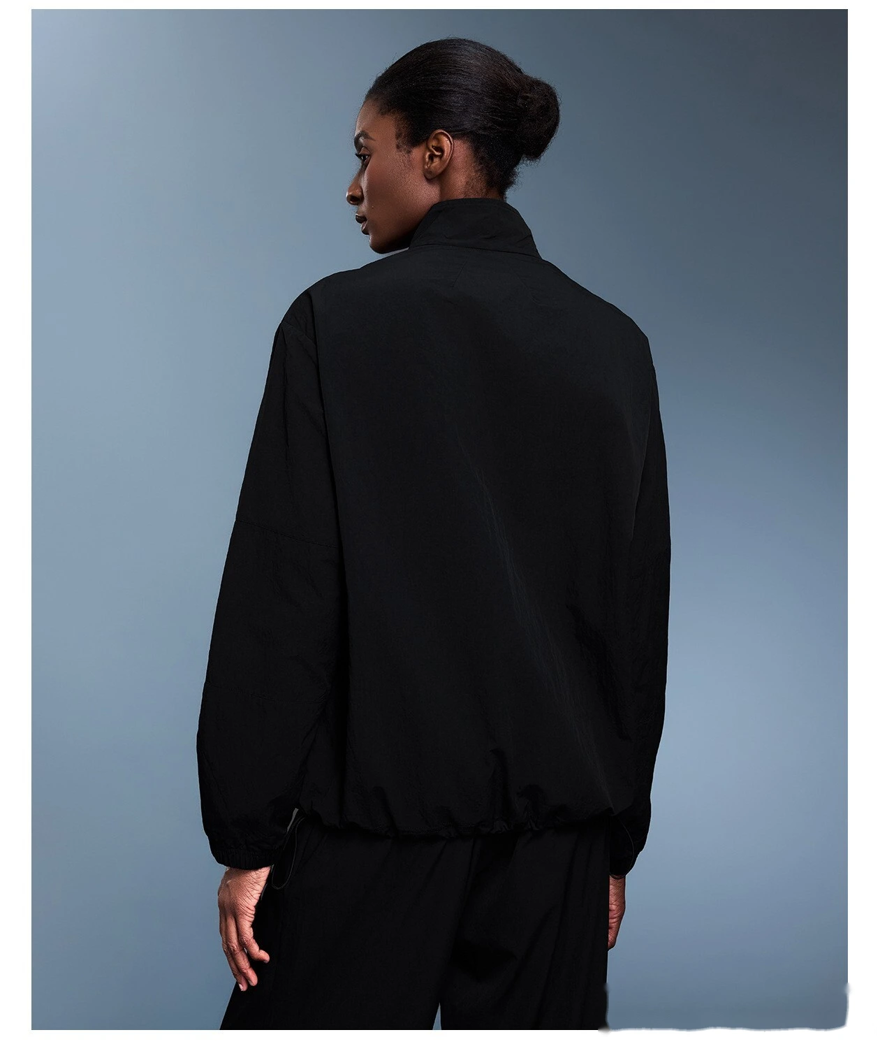 Custom-made waterproof outdoor fitness coat for women with windproof stand-up collar in autumn. detail