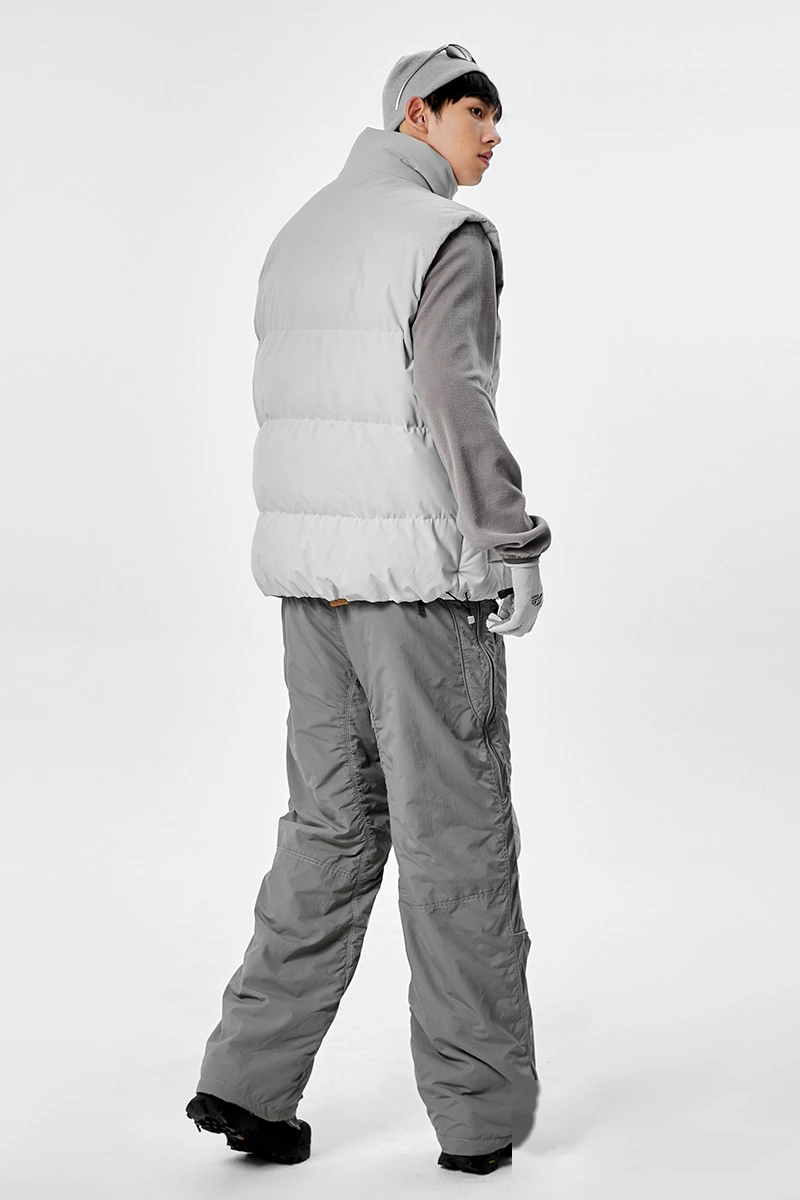 Customized fashion windproof and warm multi-pocket tooling style cotton vest jacket for men and women. detail